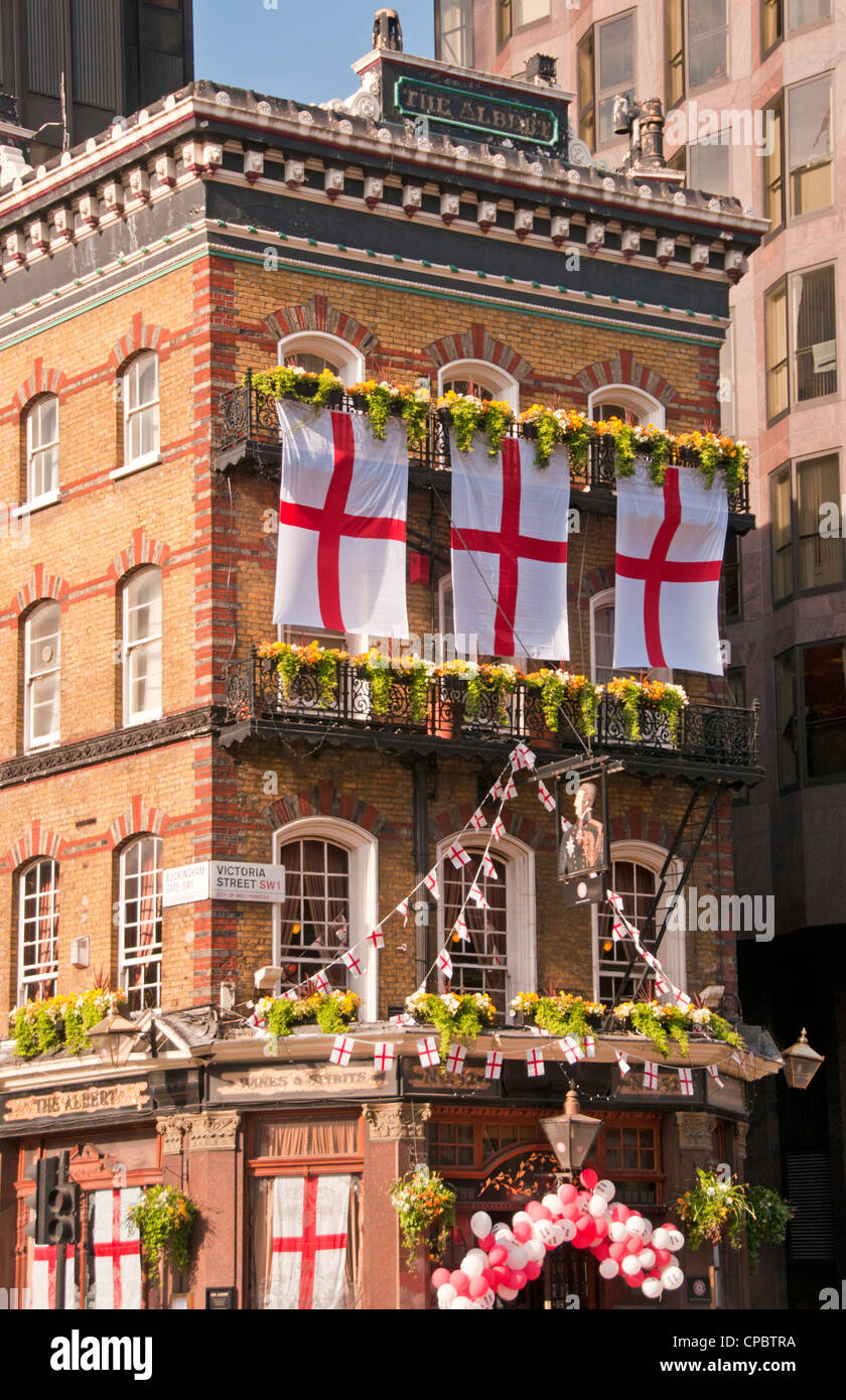 Il Pub Albert con commemorativa patriottica Buntings, Victoria Street, London, England, Regno Unito Foto Stock