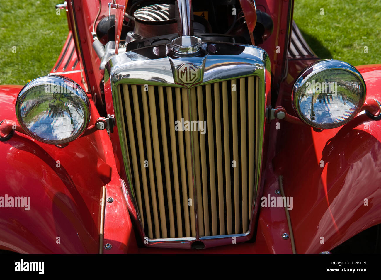 Vintage rosso classico MG cabrio auto sportiva sul display a marche Trasporti Festival esposizione di vintage e classic cars in mostra a molla di Ludlow Food Festival Foto Stock