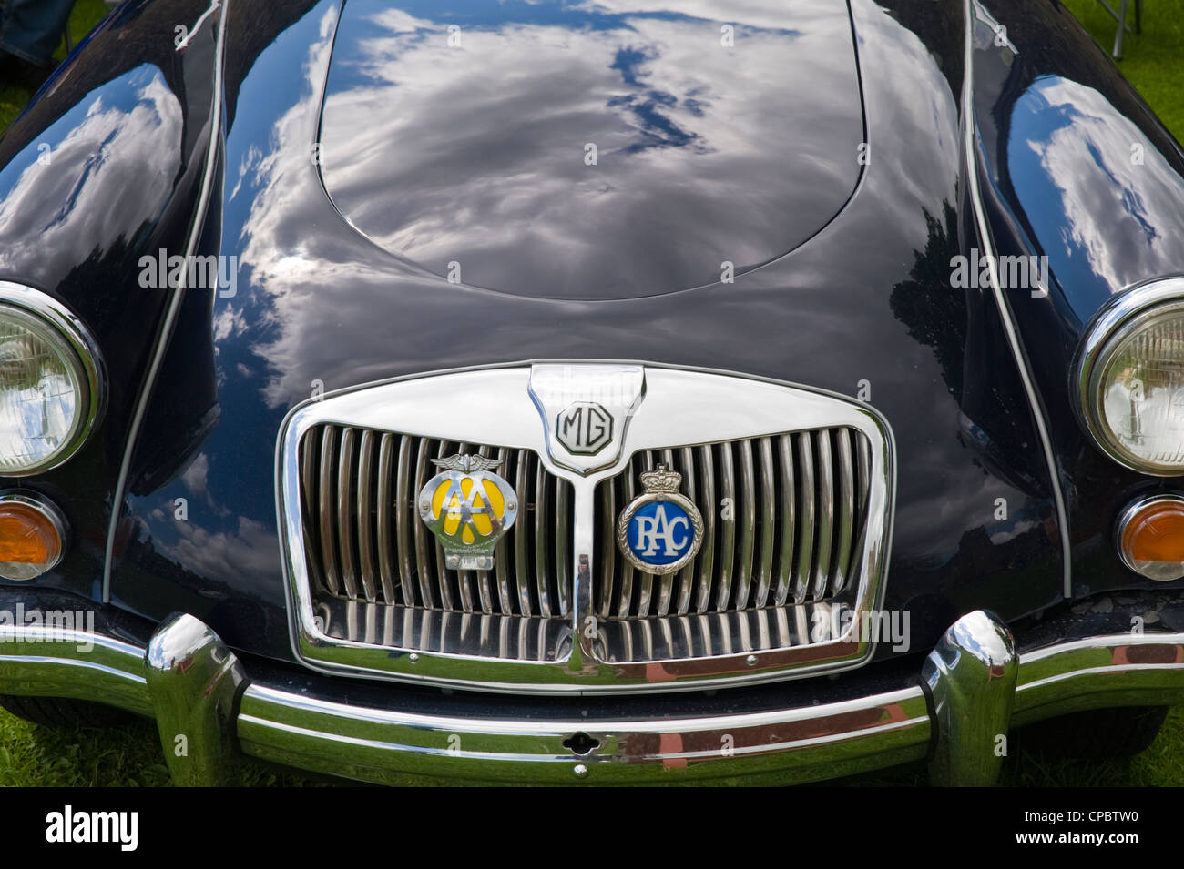 Vintage blu classico MG cabrio auto sportiva sul display a marche Trasporti Festival esposizione di vintage e classic cars in mostra a molla di Ludlow Food Festival Foto Stock