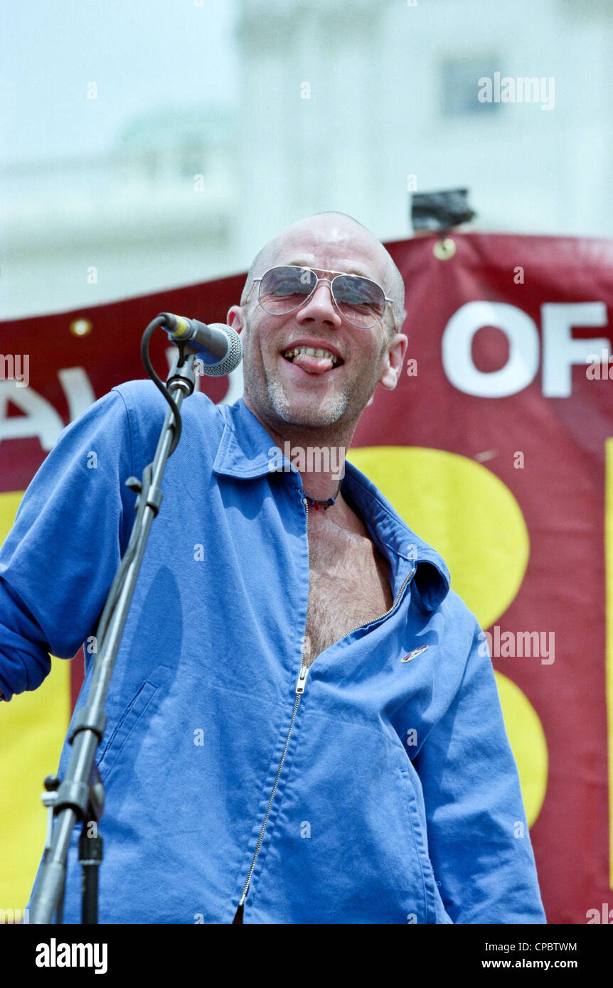 Il cantante Michael Stipe dei REM esegue al Rally per il Tibet presso il Campidoglio US Giugno 15, 1998 a Washington, DC. Tibetan-Americans lungo con centinaia di sostenitori si sono stretti per protestare contro la politica cinese verso il Tibet. Foto Stock