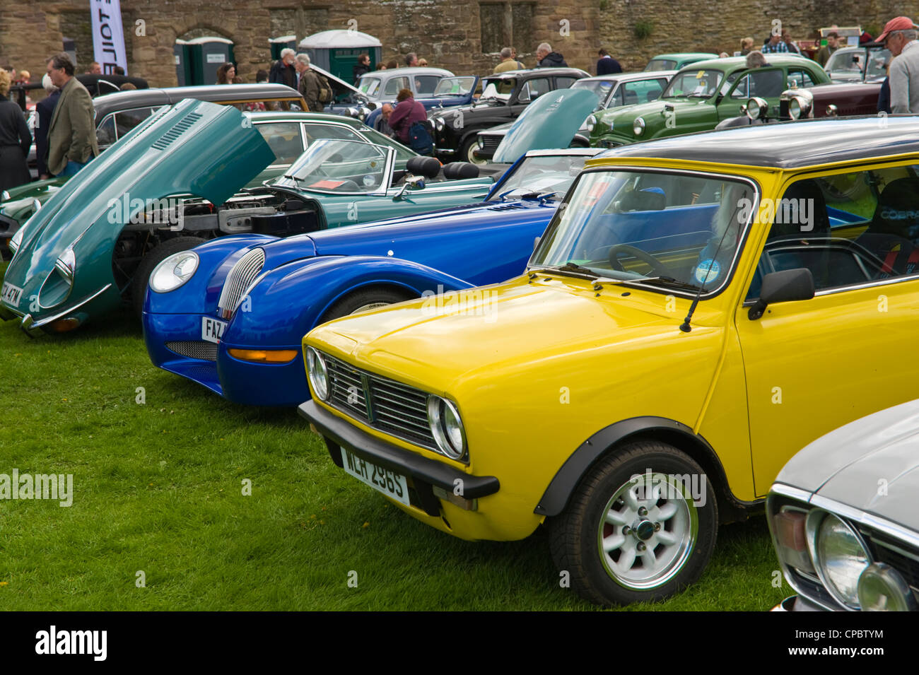 Lineup della moderna British classic cars sul display a marche Trasporti Festival esposizione di vintage e classic cars in mostra a molla di Ludlow Food Festival Foto Stock