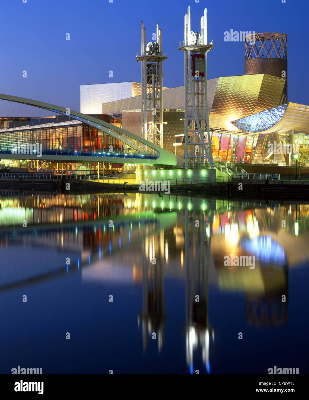 Il Lowry Centre e Ponte di Lowry di notte, Salford Quays, Greater Manchester, Inghilterra, Regno Unito Foto Stock