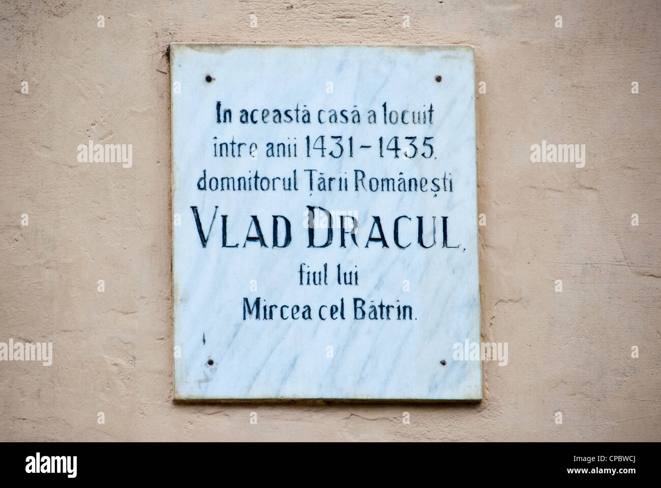 Lapide che ricorda il luogo di nascita di Vlad Tepes meglio noto come Dracula Sighisoara, Transilvania, Romania Foto Stock