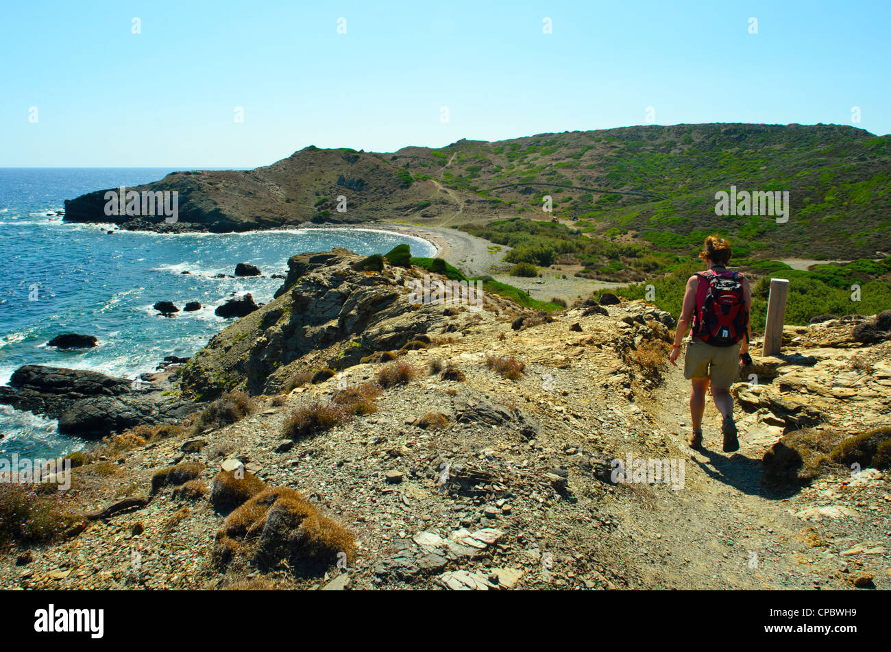 Walker sopra Macar de Binallauti sul Cami de Cavalls sentiero costiero a Minorca nelle Isole Baleari, Spagna Foto Stock