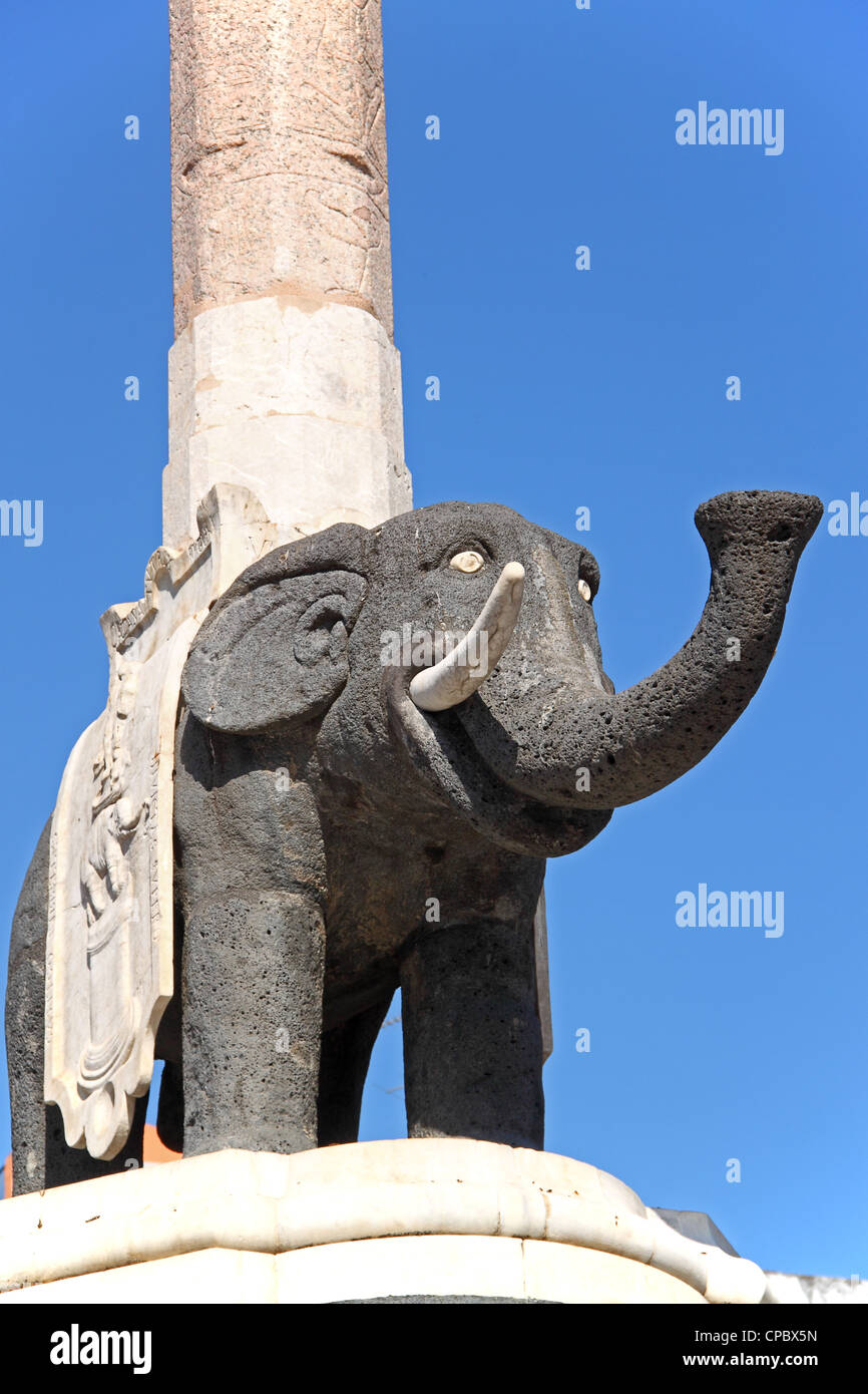 Statua dell'Elefante, costruita in pietra lavica, simbolo di Catania, Sicilia, Italia Foto Stock