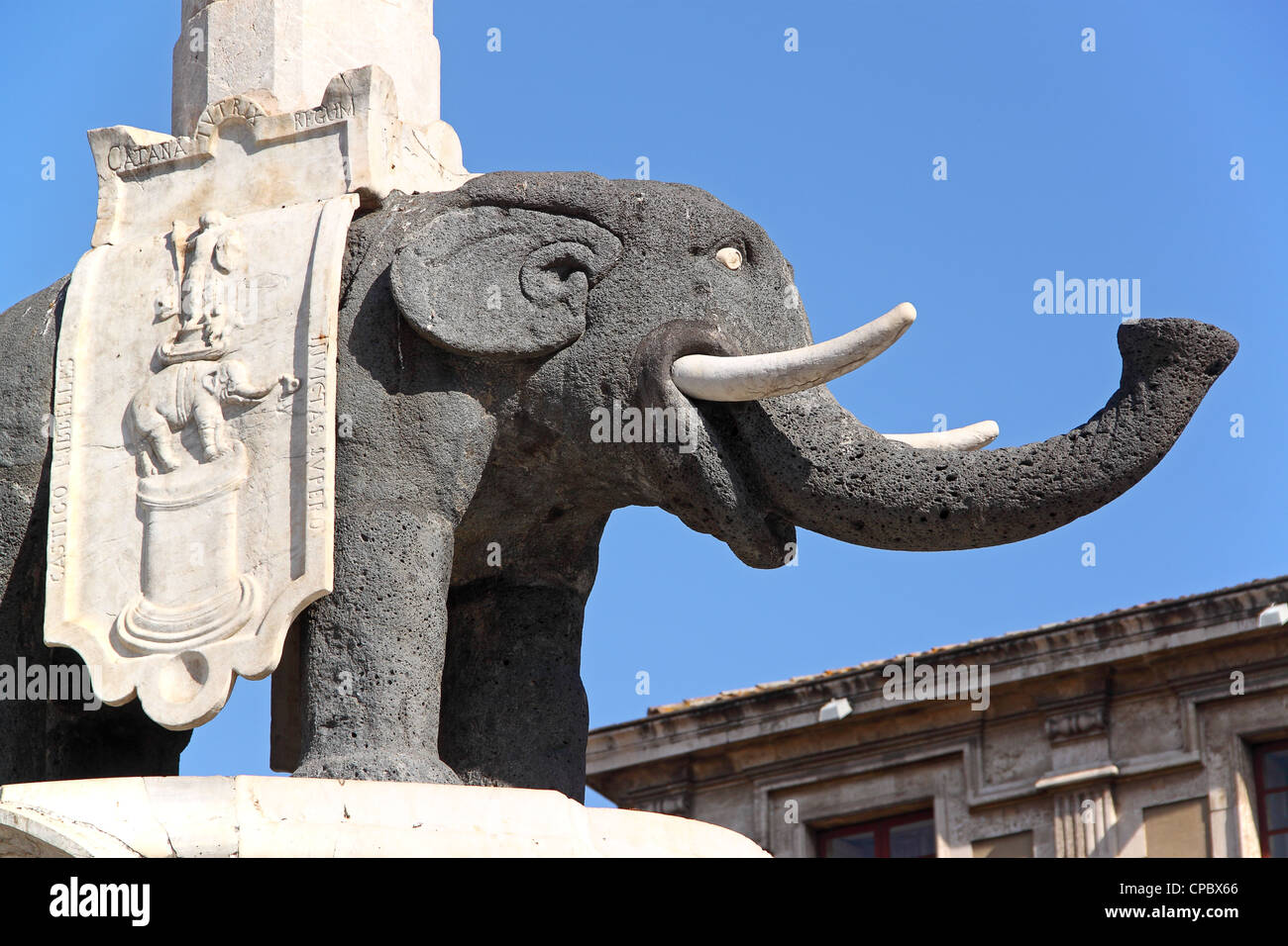 Statua dell'Elefante, costruita in pietra lavica, simbolo di Catania, Sicilia, Italia Foto Stock
