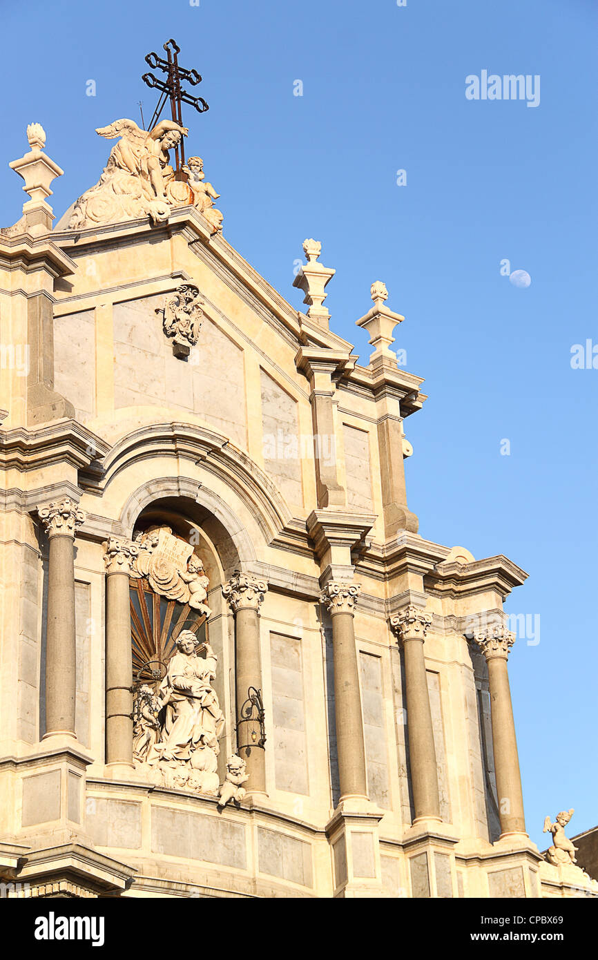 La facciata della Cattedrale di Catania (Sicilia, Italia) con la luna sul cielo Foto Stock