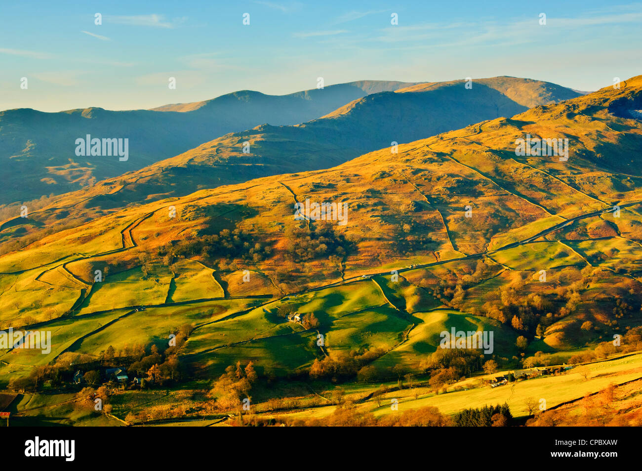 Vista serale da Wansfell Lake District oltre la valle Troutbeck e pendii di Rosso ghiaioni al Fairfield Horseshoe Foto Stock
