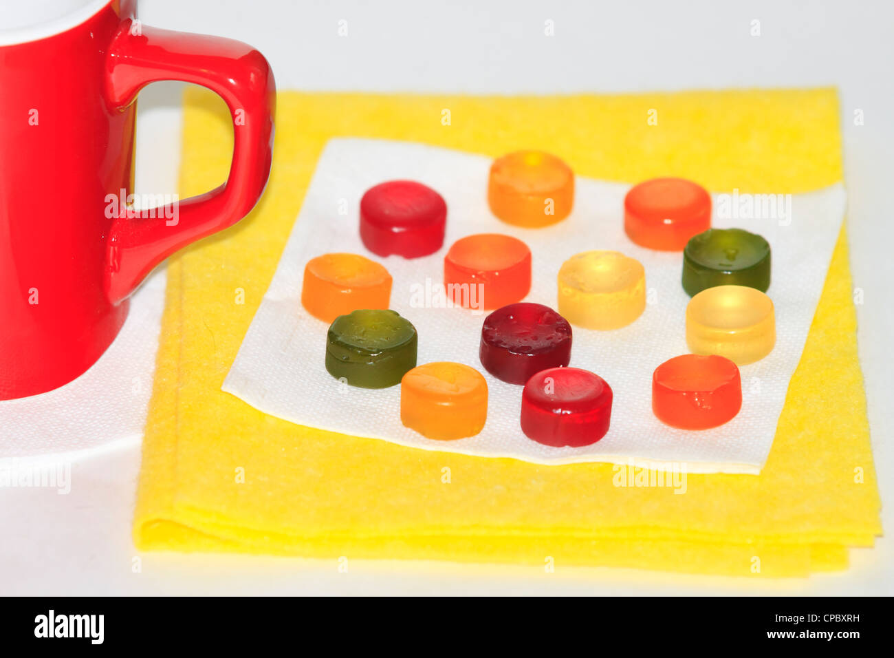 Red tazza di caffè, tè, deliziosi, bella candy su sfondo bianco Foto Stock