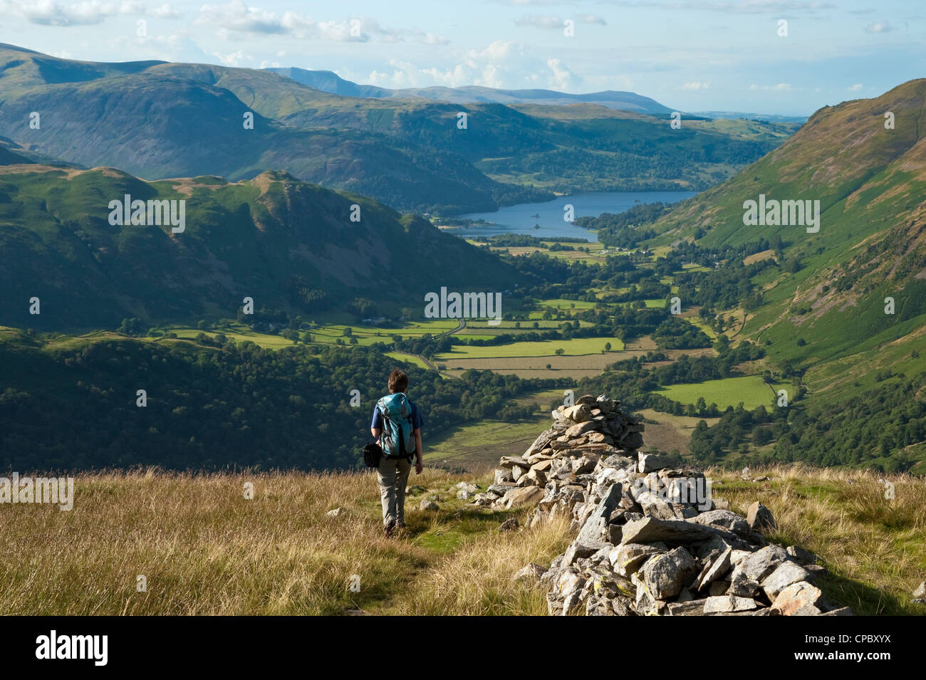 Walker Hartsop discendente Dodd, affacciato Patterdale e Ullswater, Lake District Foto Stock