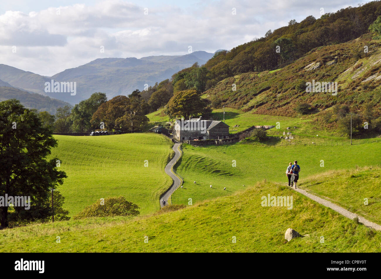 Walkers vicino ad alta sopra Skelghyll Ambleside, Lake District Foto Stock