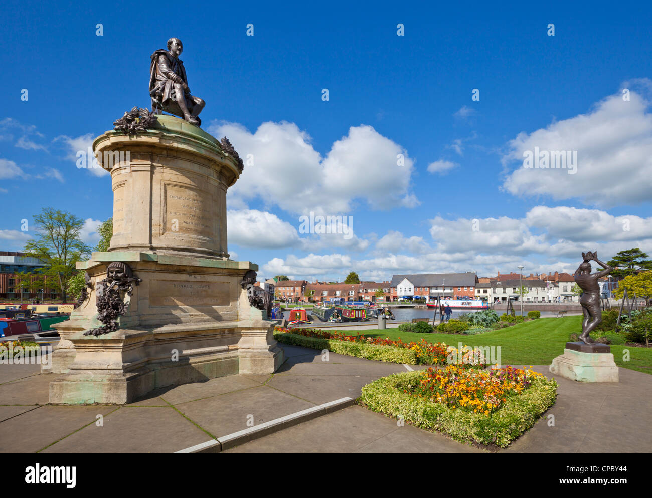 Statua di bronzo di William Shakespeare in un parco Stratford upon Avon Warwickshire England Regno Unito GB EU Europe Foto Stock