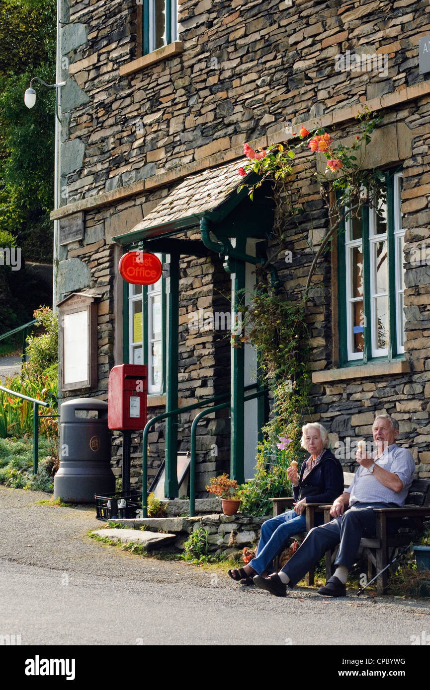 Walkers godendo di un gelato al di fuori Troutbeck Post Office, Lake District Foto Stock