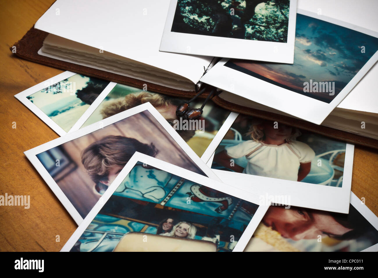 Un mucchio di vecchie foto e un ufficiale per documentare i ricordi dei tempi passati. Foto Stock