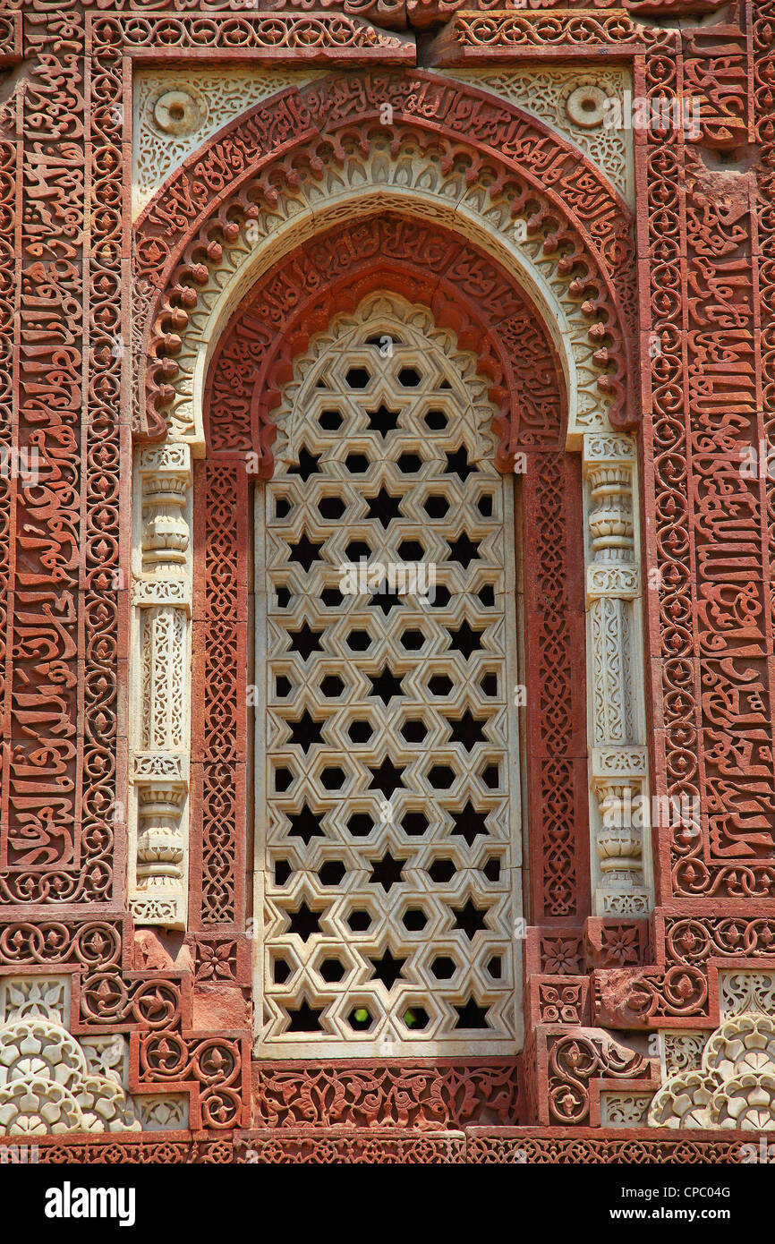 Pareti scolpite di Qutub Minar complesso, Delhi, India Foto Stock