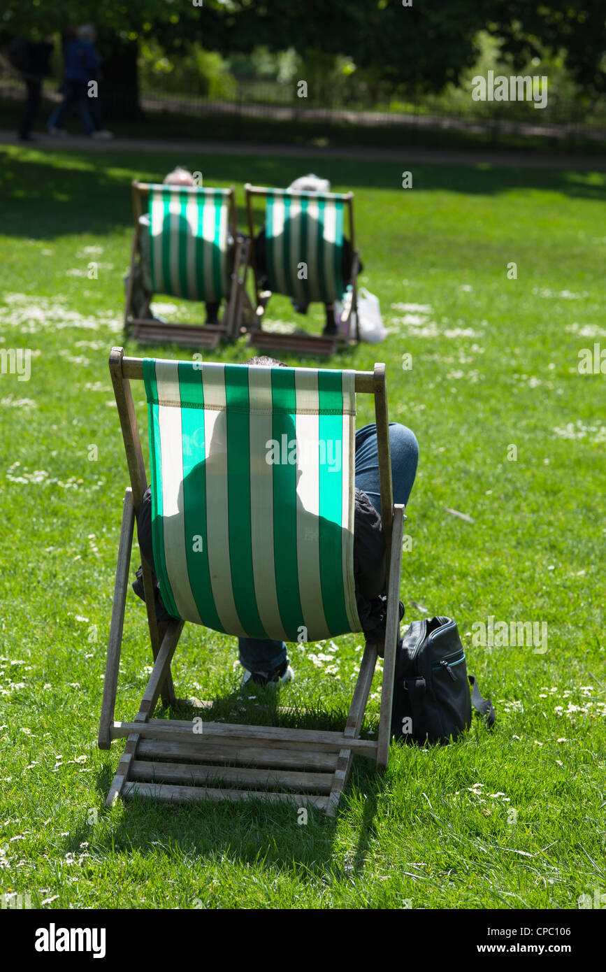 Spogliato delle sedie a sdraio presso il St James Park, Londra. Regno Unito. Foto Stock