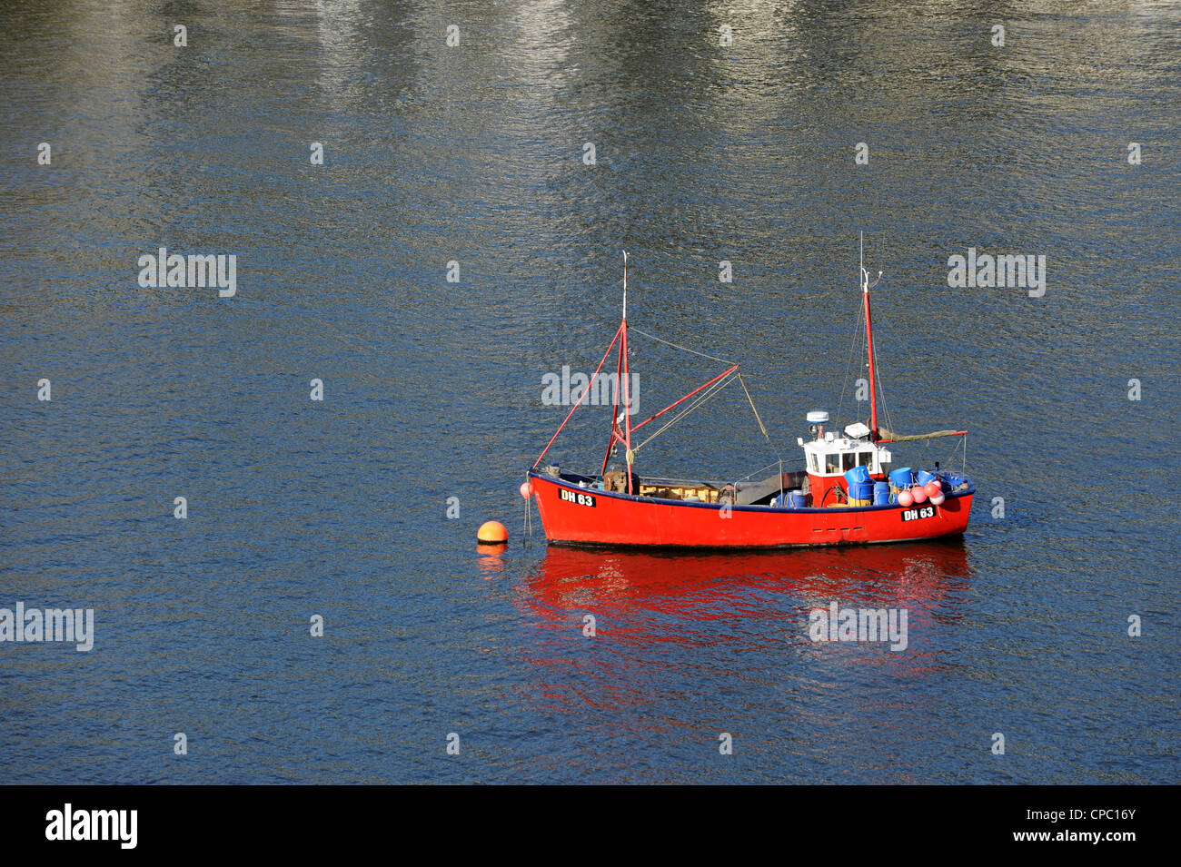 Rosso barca da pesca ormeggiato sul fiume Dart in Dartmouth Foto Stock