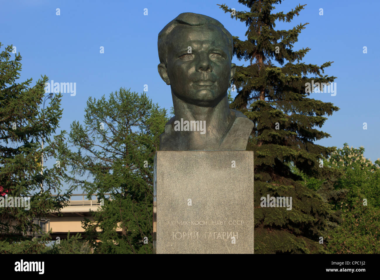 Busto del mondo il primo uomo nello spazio cosmonauta sovietico Yuri Gagarin (1934-1968) a cosmonauti Alley a Mosca, Russia Foto Stock