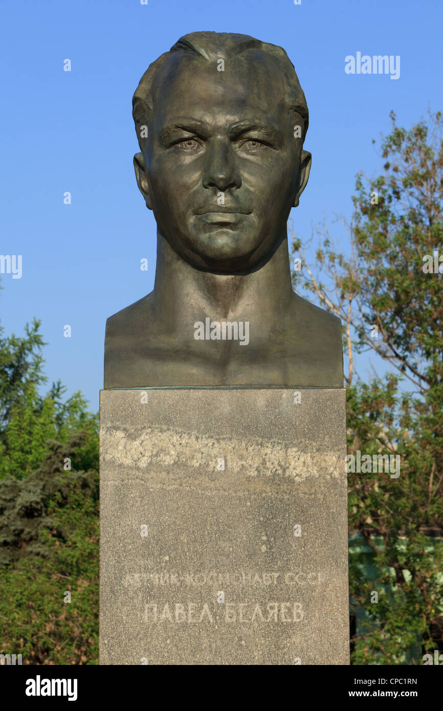 Statua del sovietico/cosmonauta russo Pavel Ivanovich Belyayev (1925-1970) a cosmonauti Alley a Mosca, Russia Foto Stock