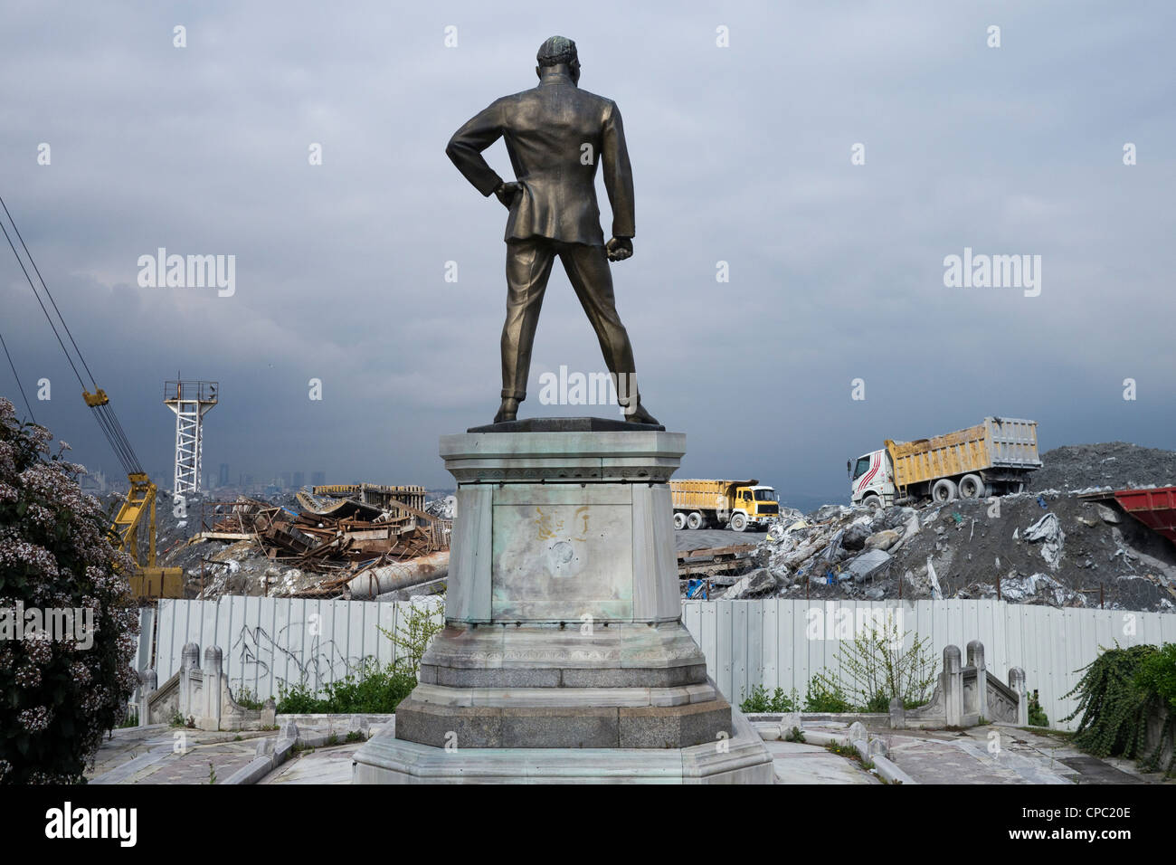 Retro di Atatürk statua che si trova nella parte anteriore del sito in costruzione con cielo nuvoloso scuro, Istanbul, Turchia Foto Stock