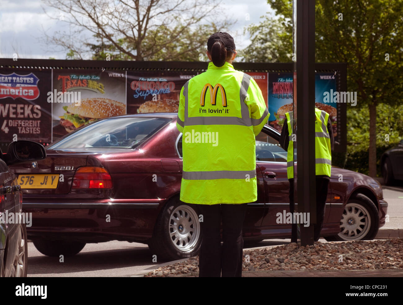 McDonalds personale di un McDonalds un ristorante fast food Drive thru, Essex REGNO UNITO Foto Stock