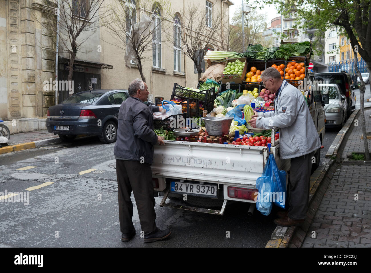 Bagno turco uomo insalata di acquisto da pickup truck fornitore, Istanbul, Turchia Foto Stock