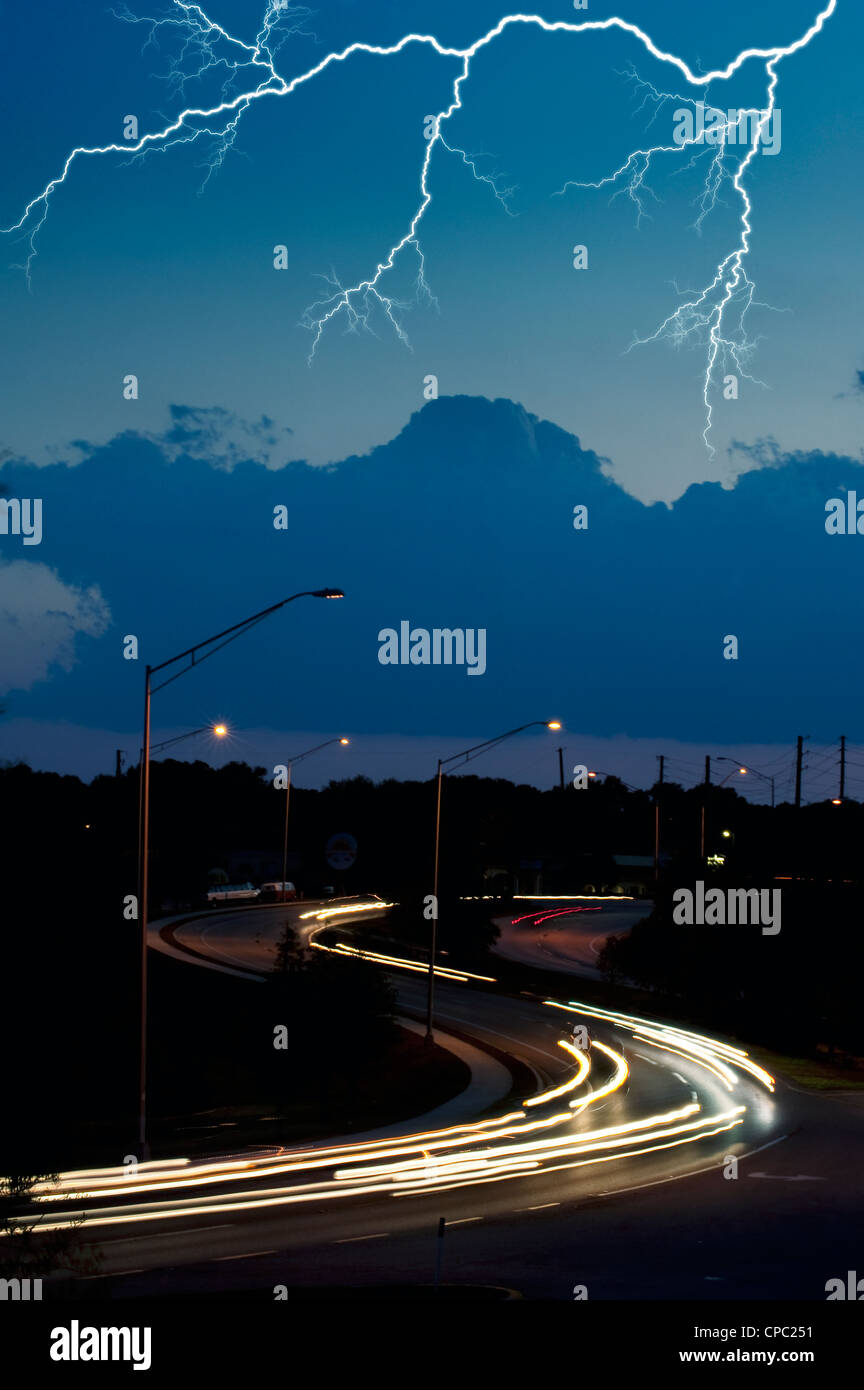 Fulmine nel cielo notturno su autostrada Foto Stock