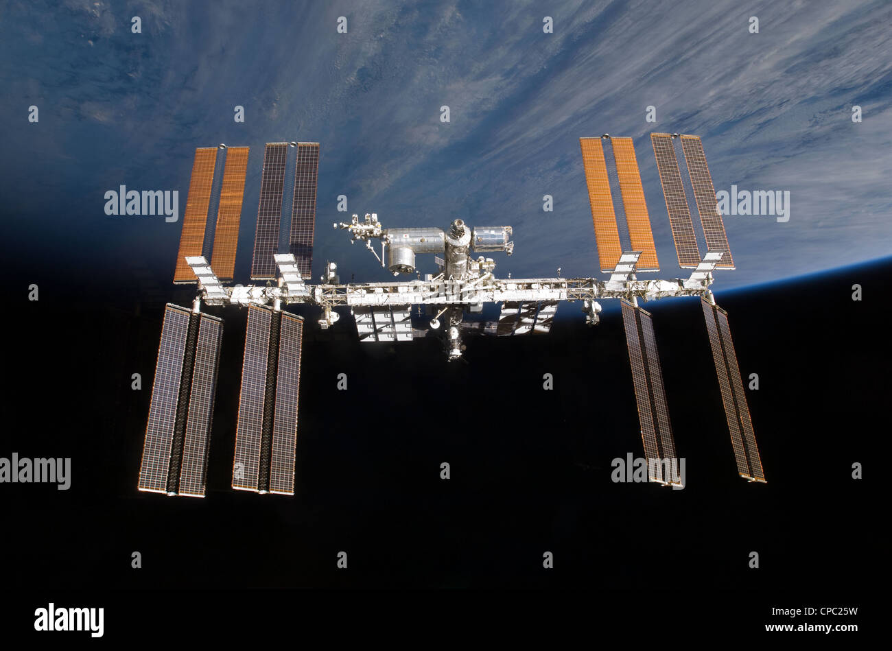 Computer enhanced NASA immagine della Stazione Spaziale Internazionale (ISS) volando sopra la terra Foto Stock