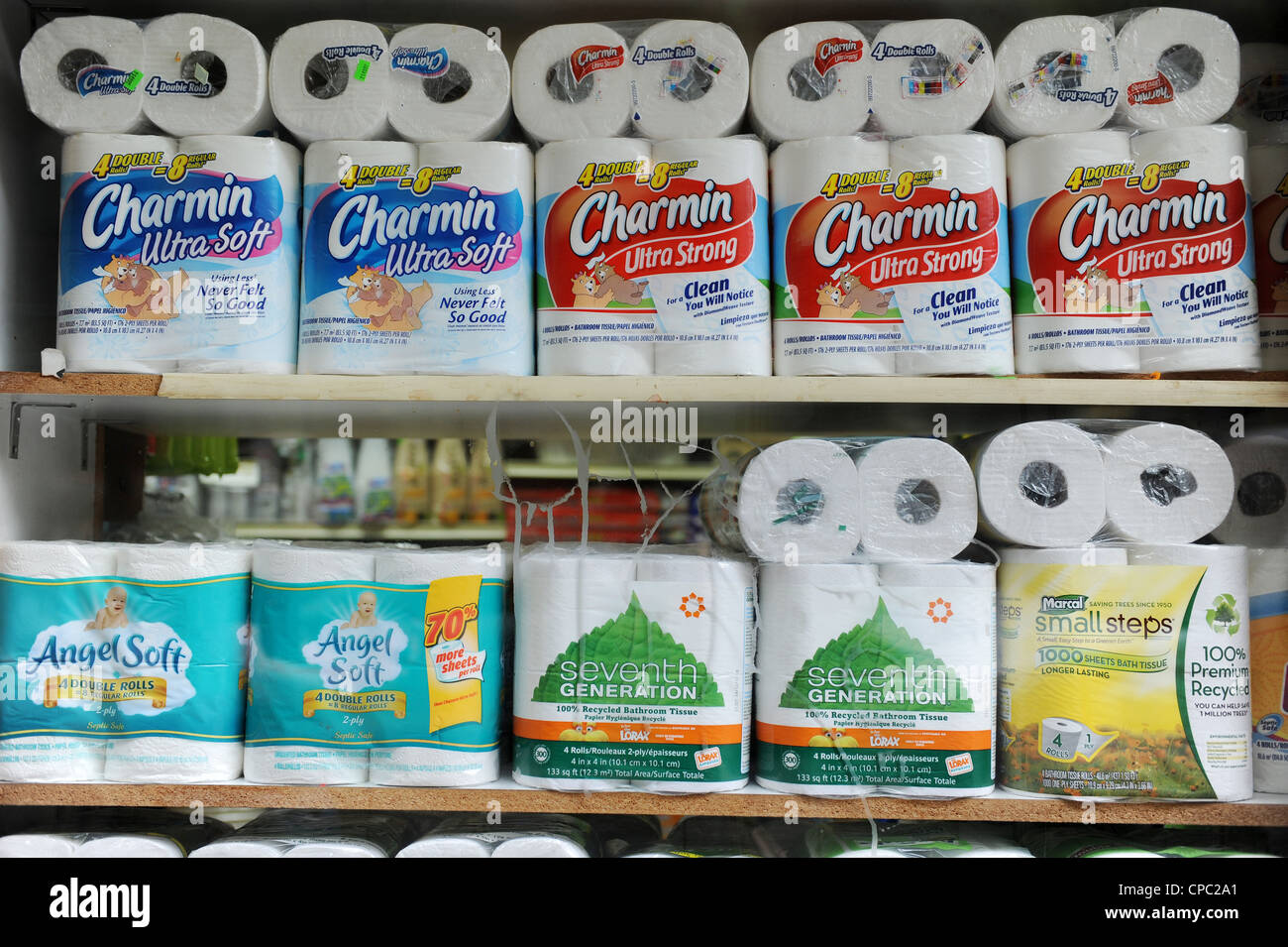 Marche diverse di carta igienica per la vendita in un negozio a New York Foto Stock