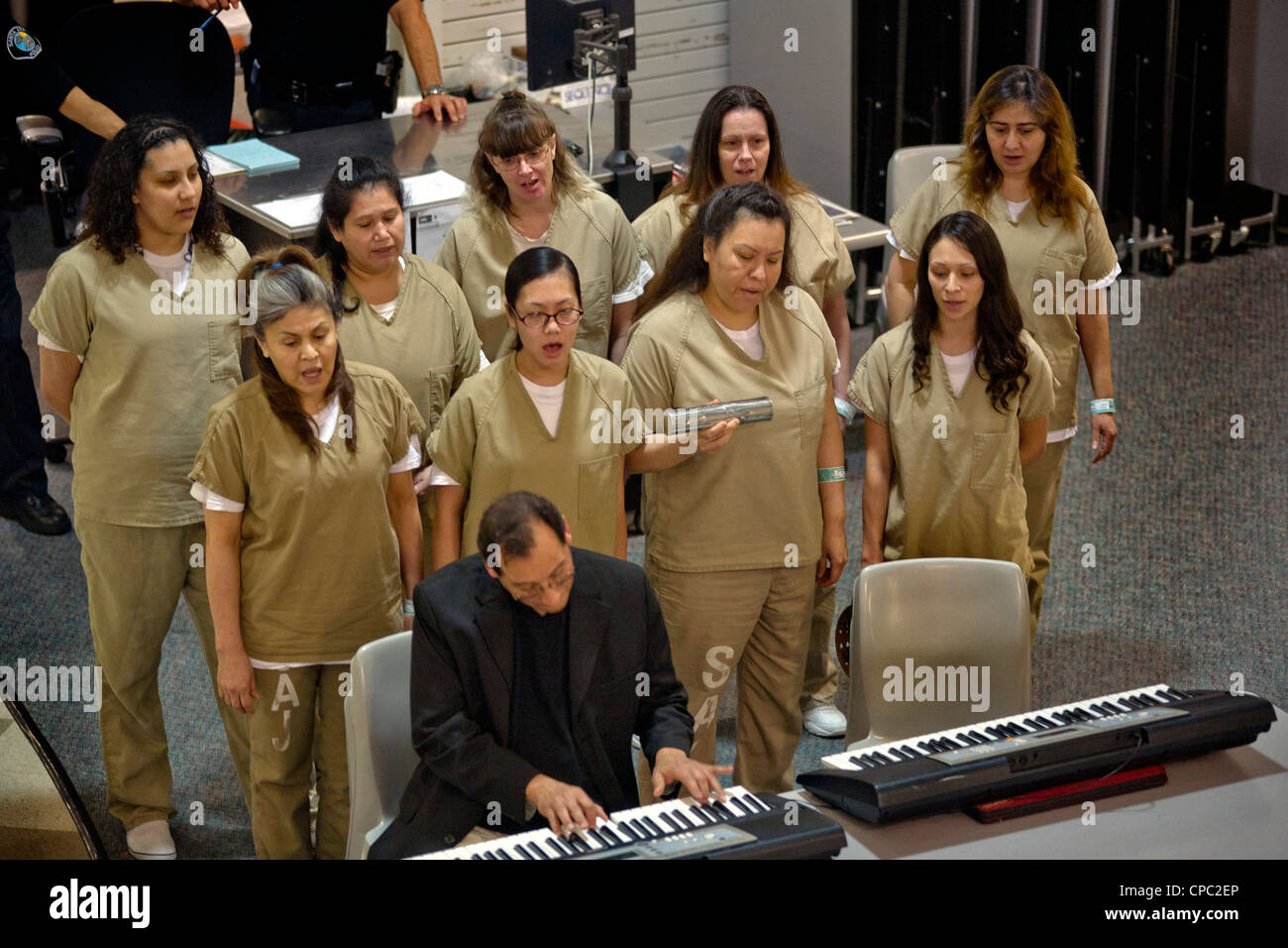 Un coro femminile di detenuti presso la Santa Ana CA City Gaol canta a graduazione della prigione di un programma educativo. Foto Stock