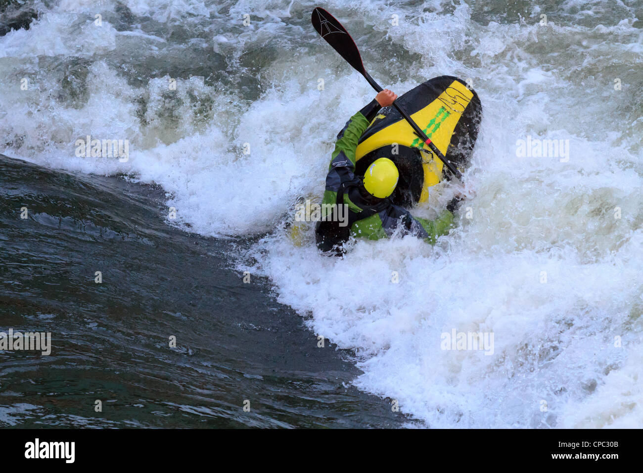 Un kayak rider nel fiume Mur (Graz, Austria) Foto Stock