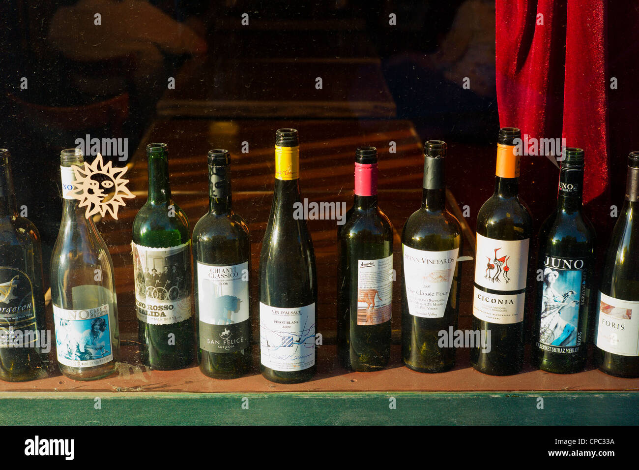 Le bottiglie di vino sul display nella finestra di una galleria di vetro nel quartiere del centro storico, la piccola cittadina di salida, Colordo Foto Stock Le bottiglie di vino sul display nella finestra di una galleria di vetro nel quartiere del centro storico, la piccola cittadina di salida, Colordo Foto Stock