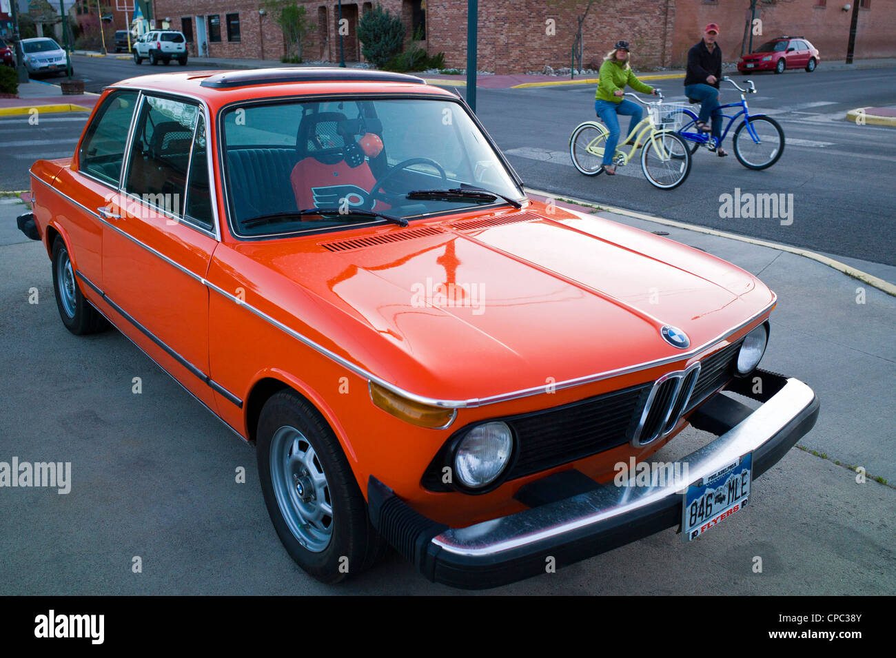 Vecchio BMW Auto sportiva, dipinto di arancione e nero in onore del Philadelphia Flyers National Hockey Team Foto Stock