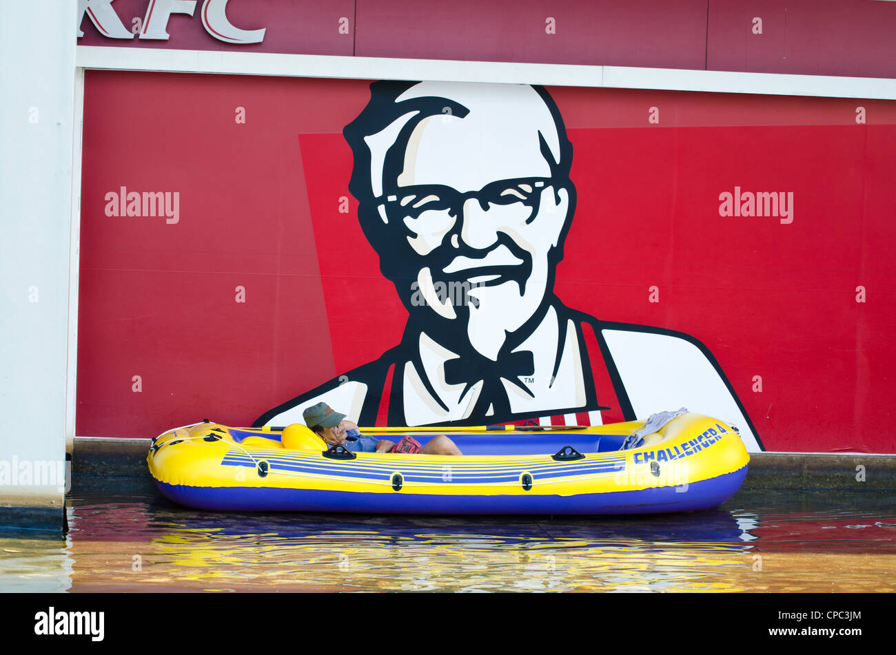 Il vecchio uomo barca a remi resto sulla pagina annunci allagato Foto Stock