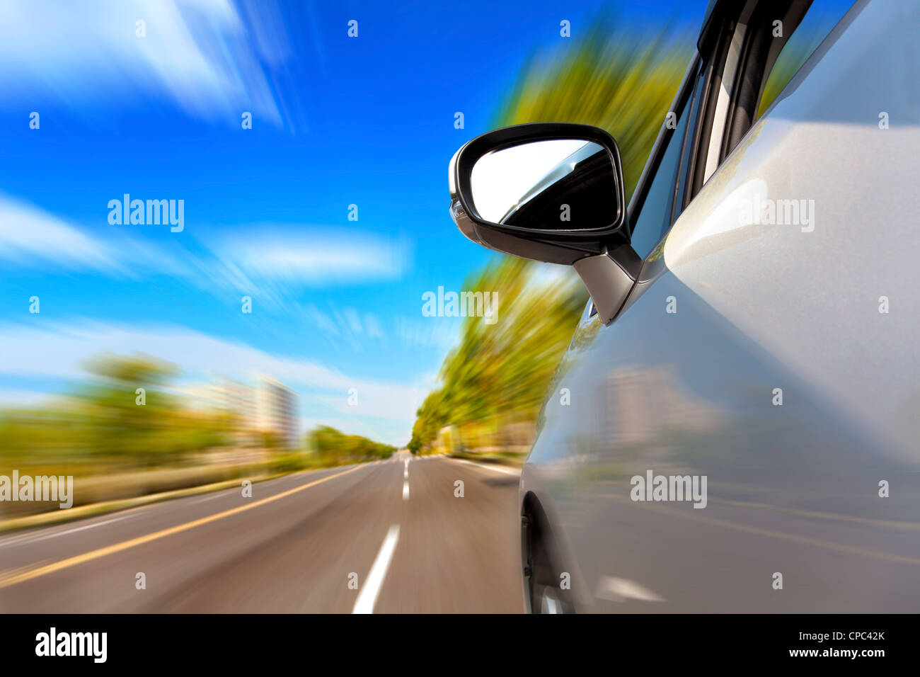 Auto sulla strada con motion blur sullo sfondo Foto Stock