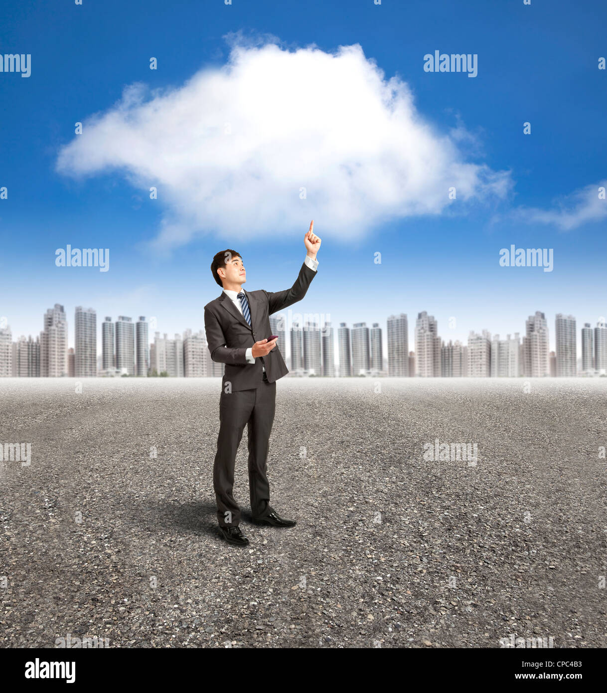 Imprenditore utilizzando il telefono cellulare con il cloud computing e il concetto di applicazione Foto Stock