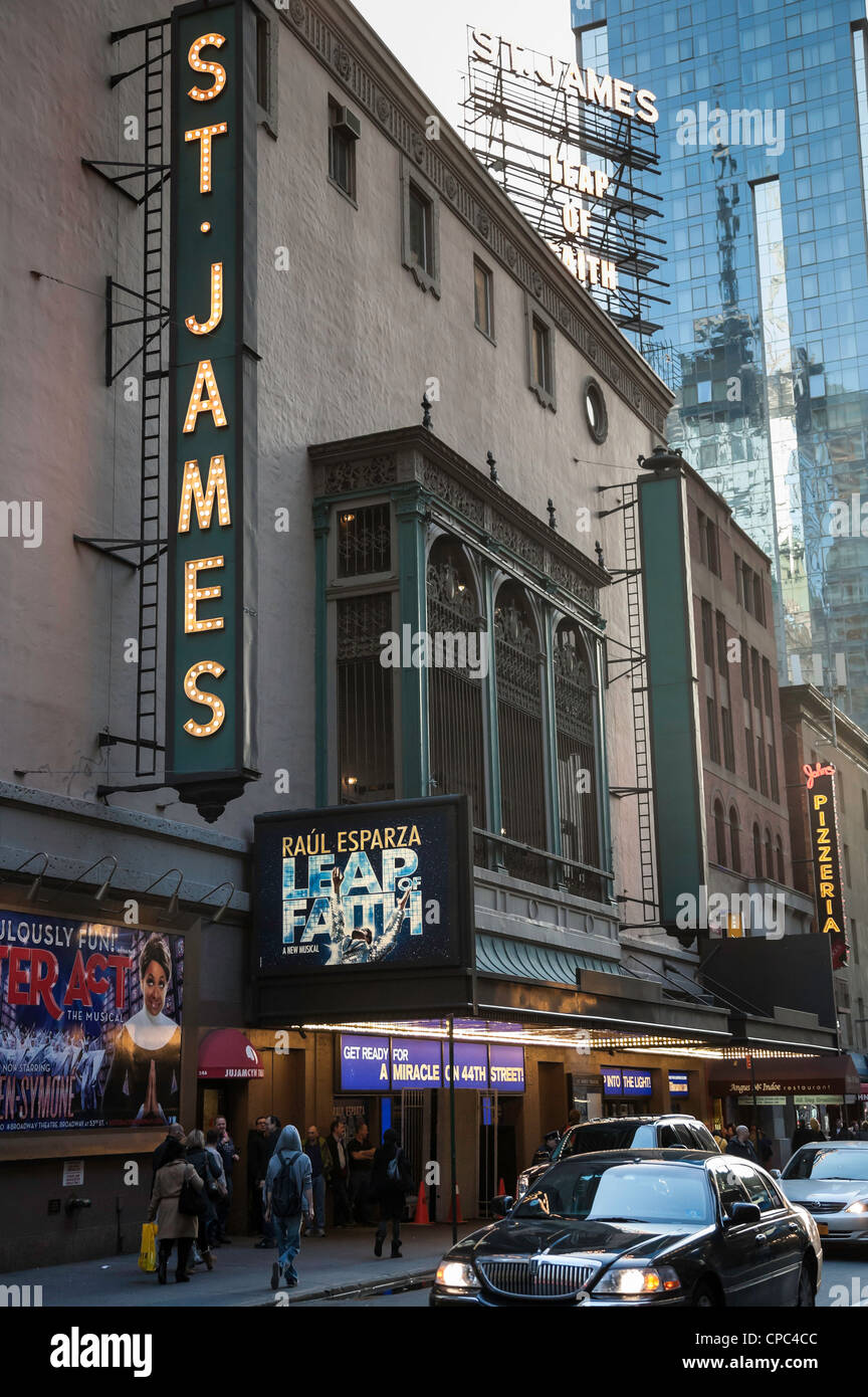 Salto di fede marquee, St. James Theatre, Quartiere di Broadway, New York Foto Stock