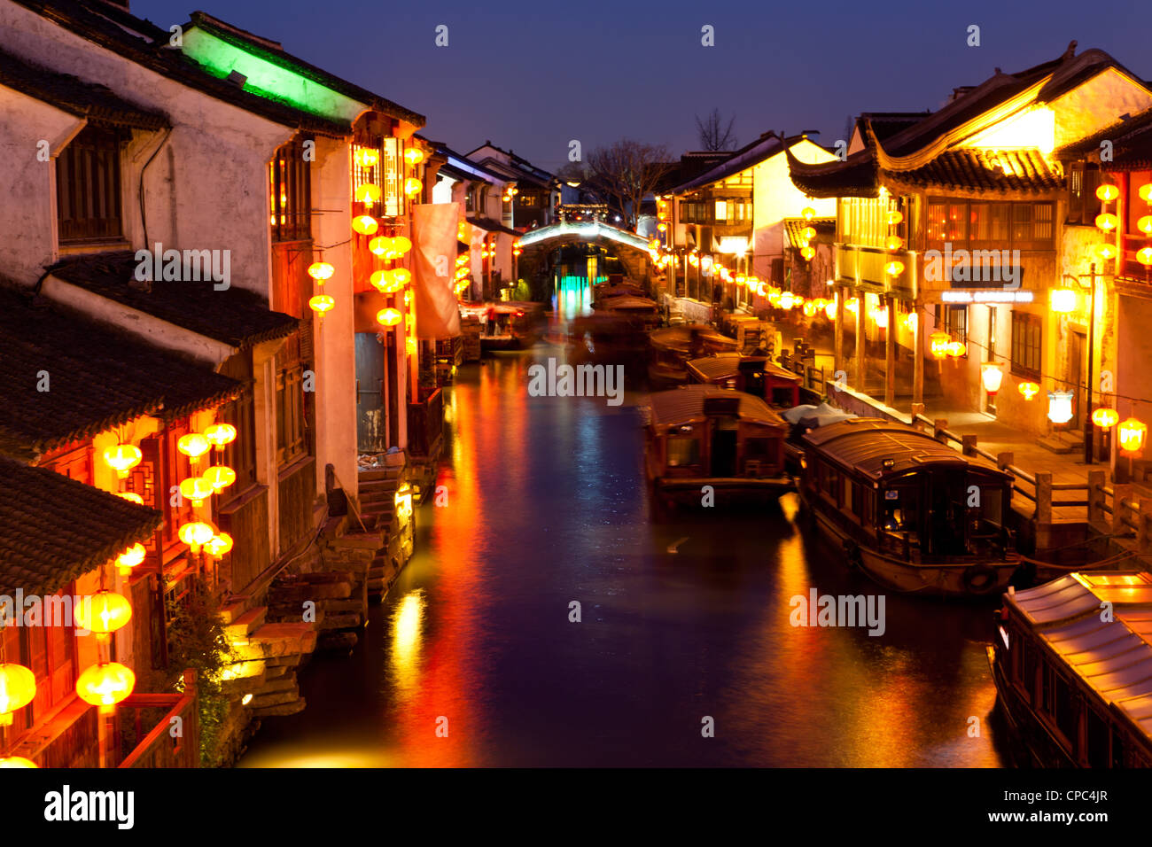 A est la città di Venezia di notte - Suzhou, Cina. Foto Stock