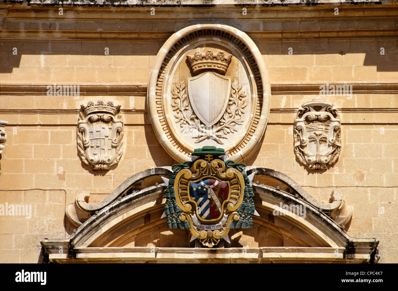Mdina, Malta. Cattedrale di Saint Paul, costruito 1702. Stemma sopra la porta principale. Foto Stock