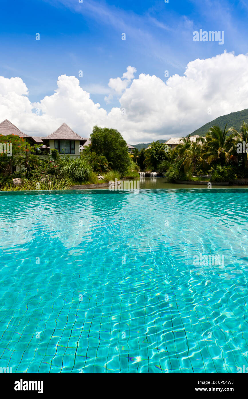 Piscina presso il resort tropicale Foto Stock