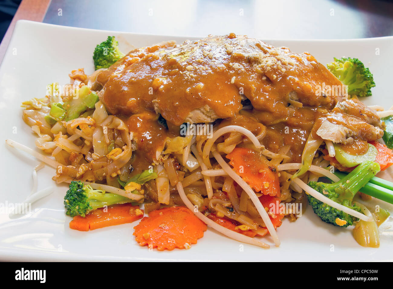Pad Thai Tagliatelle con citronella pollo grigliato e salsa di arachidi piatto Foto Stock