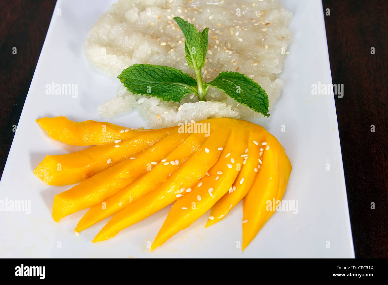 Thai di Mango dolci con riso appiccicoso e salsa di cocco Dessert Foto Stock