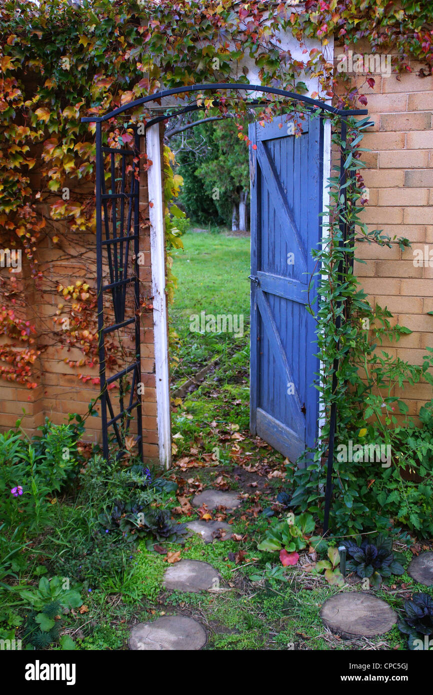 Garden Gate, porta aperta il giardino segreto Foto Stock