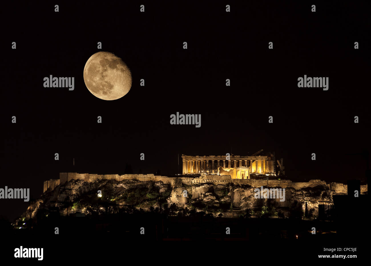 Parthenon sulla collina dell'Acropoli di Atene di notte con quasi la luna piena Foto Stock