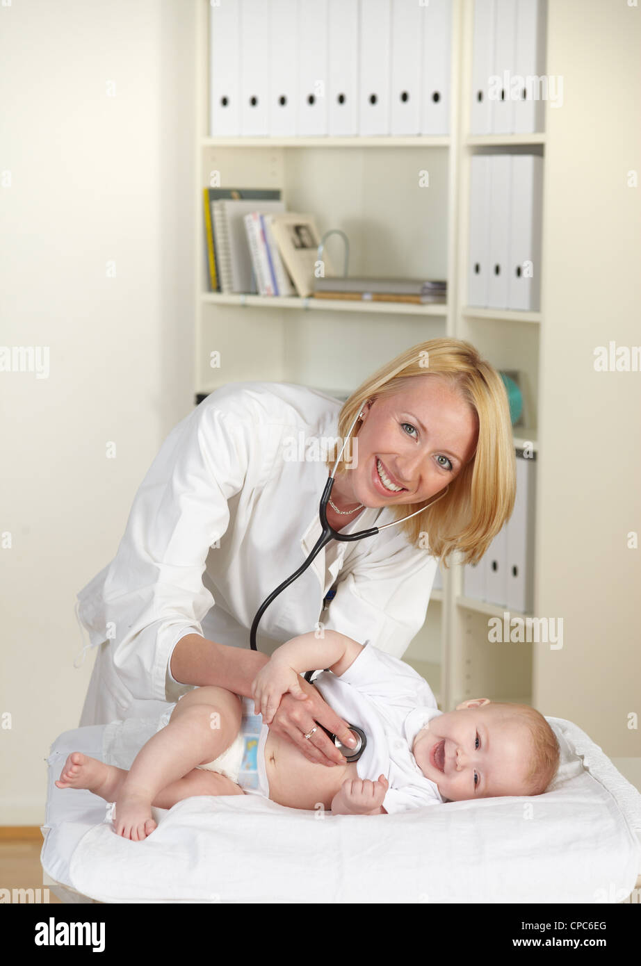 Medico con baby Foto Stock