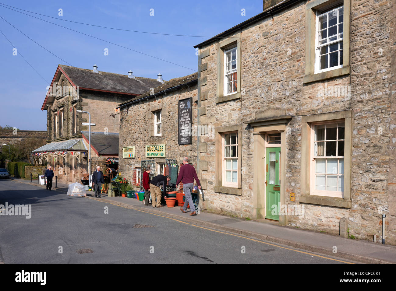 Guardando verso il basso Kirkgate, Settle, North Yorkshire Foto Stock