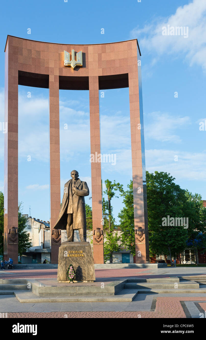 Stepan Bandera monumento nella città di Lviv, Ucraina Foto Stock