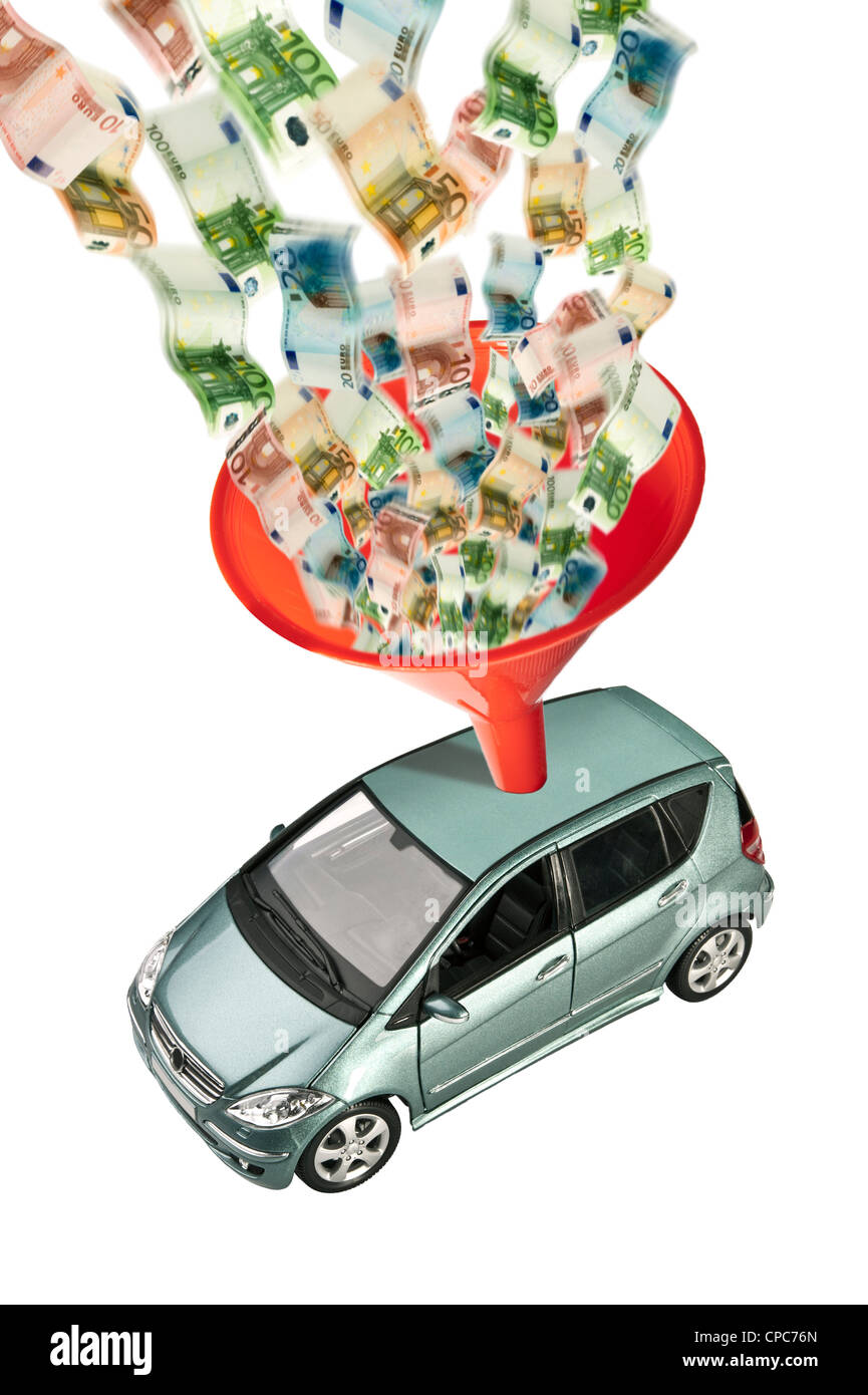 Auto è riempito con carta di denaro attraverso un imbuto. Foto Stock