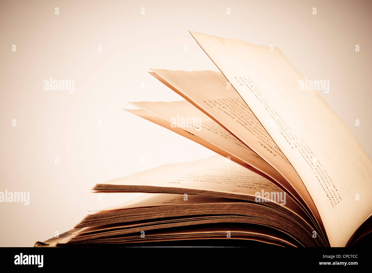 Le pagine di un libro aperto il capovolgimento Foto Stock