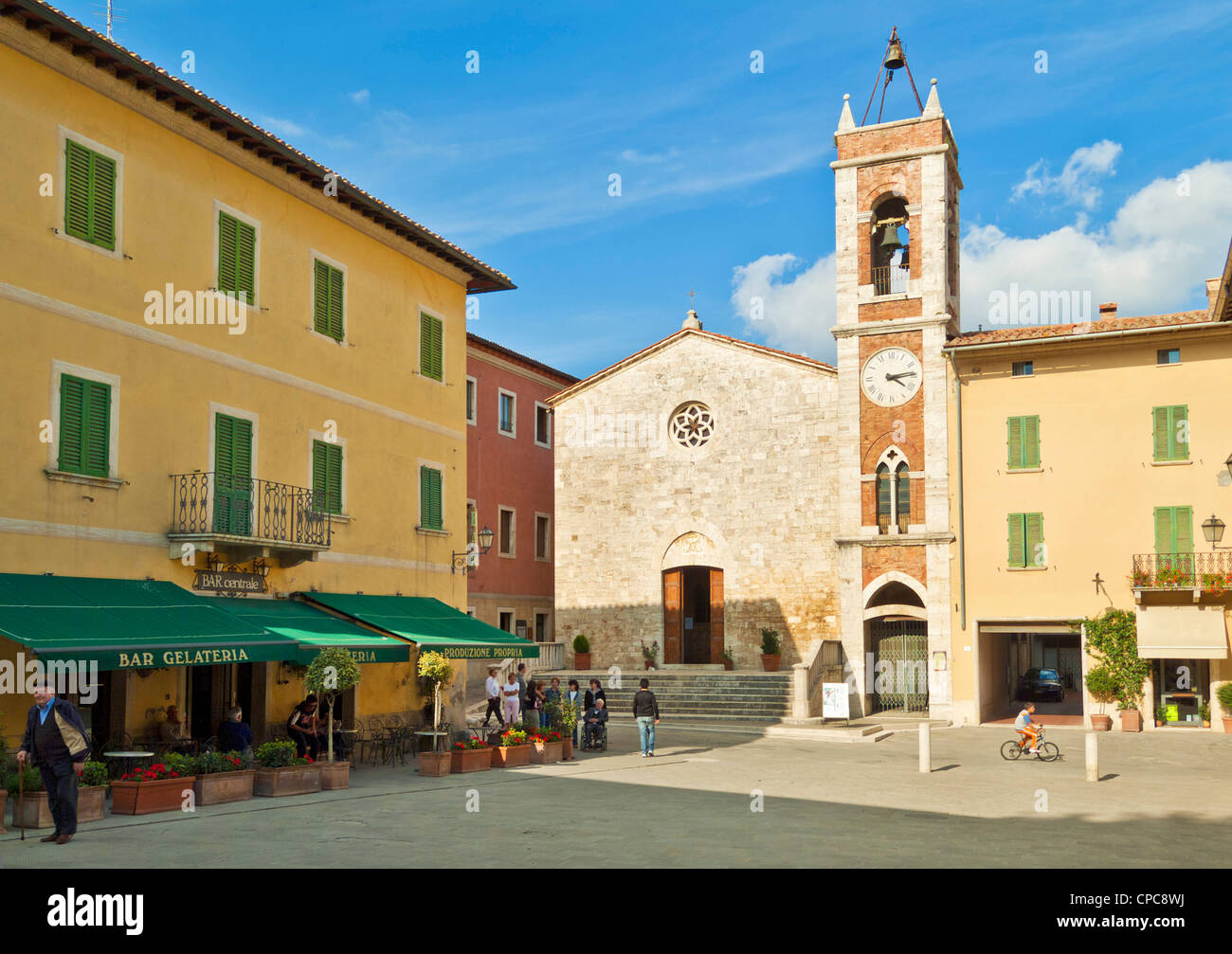 San Quirico d'Orcia piazza principale con cafè e chiesa torre Val d'Orcia Toscana Italia Europa UE Foto Stock